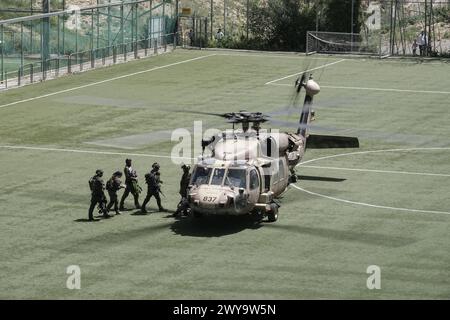 Jérusalem, Israël. 5 avril 2024. Les FDI blessées sur le champ de bataille sont évacuées médicalement vers le centre médical Shaare Zedek à Jérusalem par la 669e unité tactique spéciale de sauvetage. Israël est engagé dans une guerre avec le Hamas à la suite de tirs massifs de roquettes depuis la bande de Gaza en Israël le 7 octobre 2023, de l'infiltration d'hommes armés en territoire israélien, du massacre de 1 400 femmes et enfants civils dans leurs maisons et de la prise d'otages de quelque 240 civils, dont des bébés et des enfants, et soldats. Crédit : NIR Alon/Alamy Live News Banque D'Images