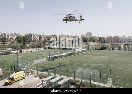 Jérusalem, Israël. 5 avril 2024. Les FDI blessées sur le champ de bataille sont évacuées médicalement vers le centre médical Shaare Zedek à Jérusalem par la 669e unité tactique spéciale de sauvetage. Israël est engagé dans une guerre avec le Hamas à la suite de tirs massifs de roquettes depuis la bande de Gaza en Israël le 7 octobre 2023, de l'infiltration d'hommes armés en territoire israélien, du massacre de 1 400 femmes et enfants civils dans leurs maisons et de la prise d'otages de quelque 240 civils, dont des bébés et des enfants, et soldats. Crédit : NIR Alon/Alamy Live News Banque D'Images