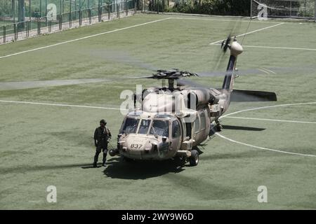 Jérusalem, Israël. 5 avril 2024. Les FDI blessées sur le champ de bataille sont évacuées médicalement vers le centre médical Shaare Zedek à Jérusalem par la 669e unité tactique spéciale de sauvetage. Israël est engagé dans une guerre avec le Hamas à la suite de tirs massifs de roquettes depuis la bande de Gaza en Israël le 7 octobre 2023, de l'infiltration d'hommes armés en territoire israélien, du massacre de 1 400 femmes et enfants civils dans leurs maisons et de la prise d'otages de quelque 240 civils, dont des bébés et des enfants, et soldats. Crédit : NIR Alon/Alamy Live News Banque D'Images