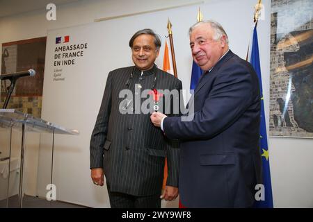 NEW DELHI, INDE - 20 FÉVRIER : L'auteur-homme politique Shashi Tharoor avec le président du Sénat français Gerard Larcher lors d'un événement animé organisé pour conférer à l'auteur et diplomate devenu homme politique Shashi Tharoor la plus haute distinction civile française "Chevalier de la Légion d'honneur", ou Chevalier de la Légion d'honneur, à la résidence de l'ambassadeur de France en Inde, Thierry Mathou, le 20 février 2024 à New Delhi, Inde. « La plus haute distinction civile française a été décernée en reconnaissance des efforts inlassables du Dr Tharoor pour approfondir les liens indo-français, son engagement en faveur de la paix et de la coopération internationales, et en tant que « l » Banque D'Images