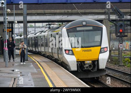 Train de voyageurs Thameslink Class 700 à la gare de West Hampstead, Londres, Angleterre. Banque D'Images