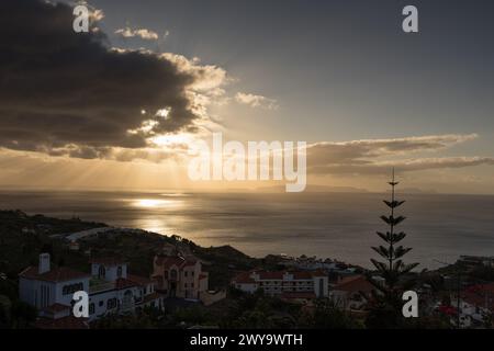 Sunrise Atlantic Sea View sur Canico depuis Quinta Splendida Wellness and Botanical Garden Hotel, Madère. Banque D'Images