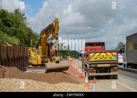 Trafic passant des travaux sur l'autoroute M1, Angleterre. Banque D'Images