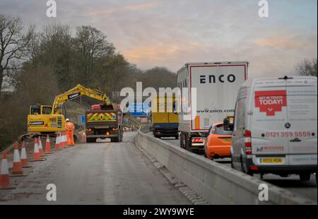 Trafic passant des travaux sur l'autoroute M1, Angleterre. Banque D'Images