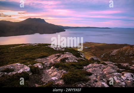 Coucher de soleil et vue sur Rhue point et Loch Broom près d'Ullapool un jour d'hiver Banque D'Images