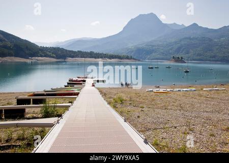 Chorges (sud-est de la France) le 23 mai 2023 : rives du lac de serre-Poncon. Le niveau du lac est inférieur à son niveau de remplissage optimal. Pontons sur la rive an Banque D'Images