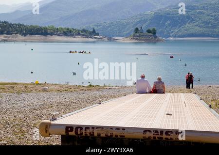 Chorges (sud-est de la France) le 23 mai 2023 : rives du lac de serre-Poncon. Le niveau du lac est inférieur à son niveau de remplissage optimal. Couple de touristes sur un Banque D'Images