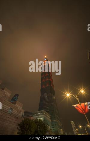 Gratte-ciel emblématique de Taipei 101 illuminé contre le ciel nocturne sombre Banque D'Images