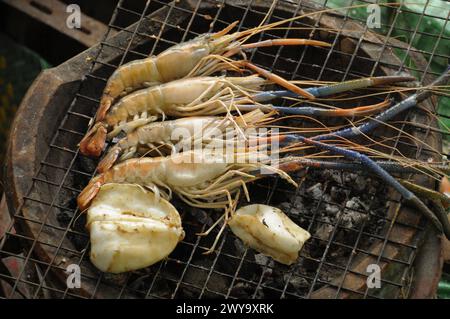 Crevettes grillées et calmars, cuisine de rue thaïlandaise, Bangkok, Thaïlande, Asie du Sud-est, Asie Copyright : MichaelxSzafarczyk 1235-1411 Banque D'Images