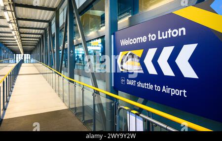 Rampe d'accès à la navette DART à Luton Airport Parkway Station, Angleterre. Banque D'Images