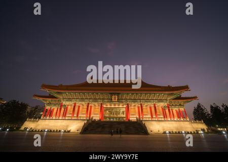 Une impressionnante salle du Théâtre National se dresse baignée de lumières chaudes, offrant un visuel époustouflant contre le ciel du soir Banque D'Images