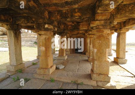 Mandapa dans un temple Vishnu Virukpaksha, Hampi, site du patrimoine mondial de l'UNESCO, Karnataka, Inde, Asie Copyright : MichaelxSzafarczyk 1235-1463 Banque D'Images