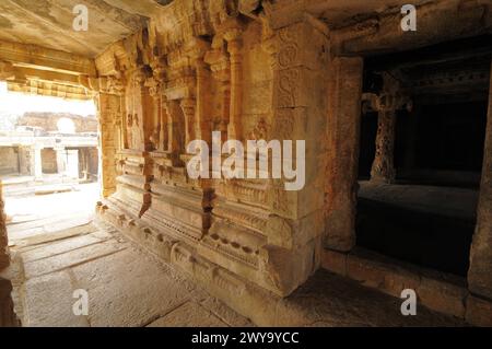 Mandapa dans un temple Vishnu Virukpaksha, Hampi, site du patrimoine mondial de l'UNESCO, Karnataka, Inde, Asie Copyright : MichaelxSzafarczyk 1235-1457 Banque D'Images