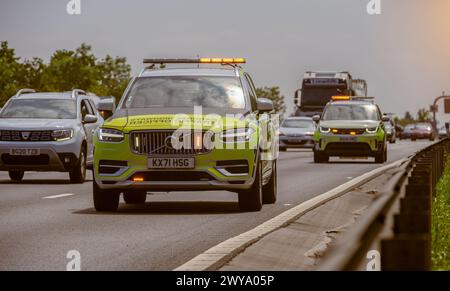 Agents de la circulation des autoroutes nationales participant à un incident sur une autoroute intelligente en Angleterre. Banque D'Images