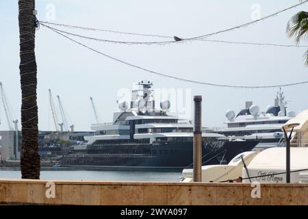 Tarragone, Espagne - 5 avril 2024 : vue panoramique sur le port de Tarragone avec des yachts de luxe au mouillage, soulignant l'opulence et la tranqui maritime Banque D'Images