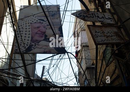 Photo de Yasser Arafat dans la rue du camp de réfugiés palestiniens Sabra-Shatila au Liban Banque D'Images