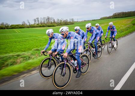 Roubaix, France. 05th Apr, 2024. Les coureurs d'Alpecin-Deceuninck photographiés en action lors de la reconnaissance de la piste avant la course cycliste Paris-Roubaix de cette année, vendredi 05 avril 2024, autour de Roubaix, France. Les courses cyclistes Paris-Roubaix auront lieu ce week-end, avec les femmes le samedi et les hommes le dimanche. BELGA PHOTO JONAS ROOSENS crédit : Belga News Agency/Alamy Live News Banque D'Images