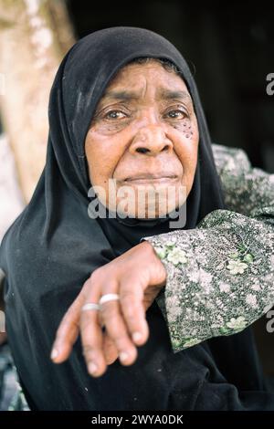 Femme palestinienne posant dans la rue du camp de réfugiés de Sabra-Shatila au Liban Banque D'Images