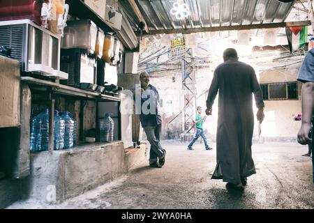 Photographie de la vie de rue dynamique du camp de réfugiés de Sabra-Shatila au Liban Banque D'Images