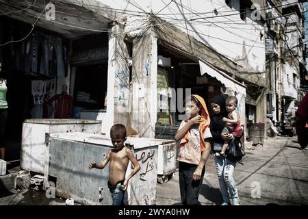 Photographie de la vie de rue dynamique du camp de réfugiés de Sabra-Shatila au Liban Banque D'Images