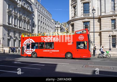 Montez dans le bus touristique à arrêts multiples à Londres, en Angleterre. Banque D'Images