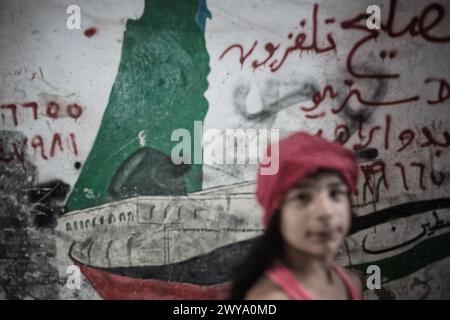 Un enfant et le Street art du camp de réfugiés de Sabra-Shatila au Liban Banque D'Images