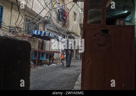 Photographie de la vie de rue dynamique du camp de réfugiés de Sabra-Shatila au Liban Banque D'Images