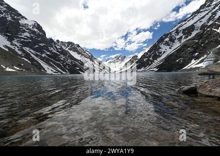 Laguna del Inca est un lac dans la région de la Cordillère, au Chili, près de la frontière avec l'Argentine. Le lac est dans la région de Portillo : paysage incroyable, b Banque D'Images