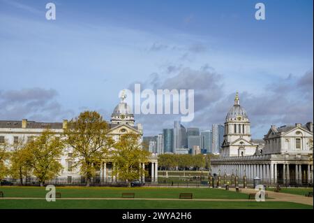 Old Royal Naval College, Greenwich, Londres, Angleterre, avec la ligne d'horizon du quartier bancaire de Londres derrière. Banque D'Images