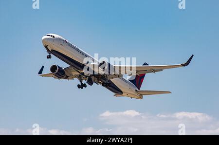 Eine Boeing 767-332ER von Delta Airlines startet am Flughafen Zürich. Zieldestination ist der JFK Flughafen à New York. Enregistrement N178DZ. (Zürich, Banque D'Images