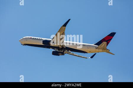 Eine Boeing 767-332ER von Delta Airlines startet am Flughafen Zürich. Zieldestination ist der JFK Flughafen à New York. Enregistrement N178DZ. (Zürich, Banque D'Images