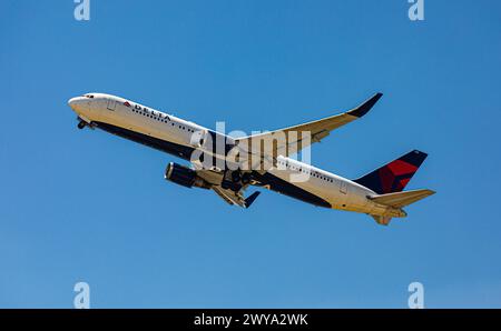 Eine Boeing 767-332ER von Delta Airlines startet am Flughafen Zürich. Zieldestination ist der JFK Flughafen à New York. Enregistrement N178DZ. (Zürich, Banque D'Images