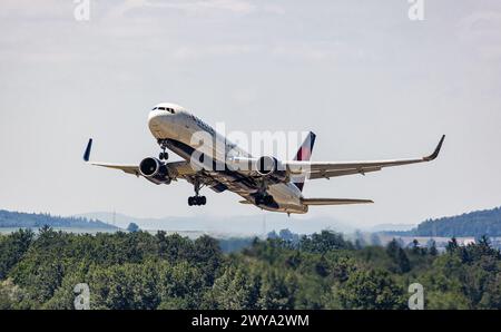 Eine Boeing 767-332ER von Delta Airlines startet am Flughafen Zürich. Zieldestination ist der JFK Flughafen à New York. Enregistrement N178DZ. (Zürich, Banque D'Images