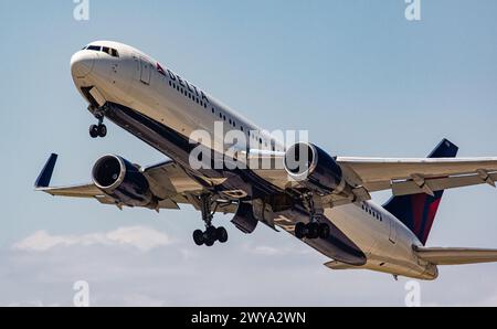 Eine Boeing 767-332ER von Delta Airlines startet am Flughafen Zürich. Zieldestination ist der JFK Flughafen à New York. Enregistrement N178DZ. (Zürich, Banque D'Images