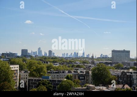 Vue de Londres montrant les gratte-ciel dans le quartier financier et le London Eye, Londres, Angleterre. Banque D'Images