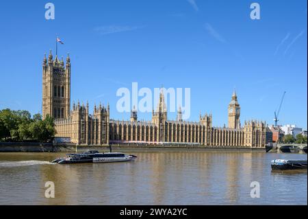 Bateau Uber passant devant le Palais de Westminster, Londres, Angleterre. Banque D'Images