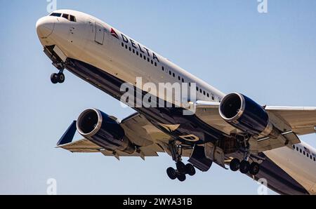 Eine Boeing 767-332ER von Delta Airlines startet am Flughafen Zürich. Zieldestination ist der JFK Flughafen à New York. Enregistrement N178DZ. (Zürich, Banque D'Images