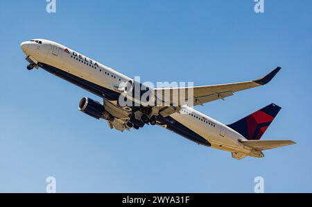 Eine Boeing 767-332ER von Delta Airlines startet am Flughafen Zürich. Zieldestination ist der JFK Flughafen à New York. Enregistrement N178DZ. (Zürich, Banque D'Images