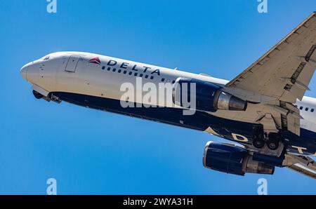 Eine Boeing 767-332ER von Delta Airlines startet am Flughafen Zürich. Zieldestination ist der JFK Flughafen à New York. Enregistrement N178DZ. (Zürich, Banque D'Images