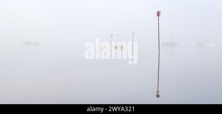 Bateaux dans le brouillard avec des poteaux fine art pin moulin Suffolk Banque D'Images