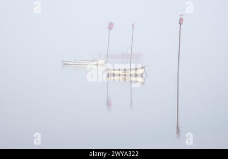 Bateaux dans le brouillard avec des poteaux fine art pin moulin Suffolk Banque D'Images