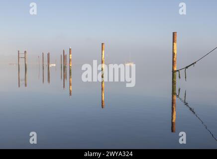 Bateaux dans le brouillard avec des poteaux fine art pin moulin Suffolk Banque D'Images