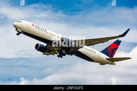 Eine Boeing 767-332ER von Delta Airline startet vom Flughafen Zürich. Enregistrement N173DZ. (Zürich, Schweiz, 01.07.2023) Banque D'Images