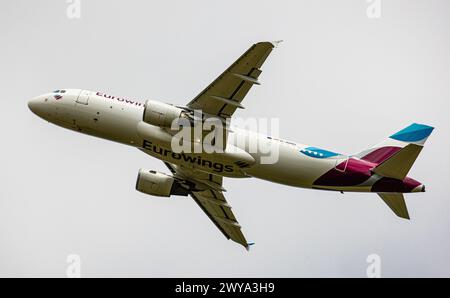 Ein Airbus A320-214 von Eurowings startet vom Flughafen Zürich. Enregistrement d-ABNH. (Zürich, Schweiz, 01.07.2023) Banque D'Images