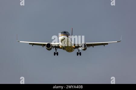 Ein Airbus A320-232 von Royal Jordanians Airlines befindet sich im Endlandeanflug auf den Flughafen Zürich. Enregistrement JY-AZC. (Zürich, Schweiz, 10. Banque D'Images