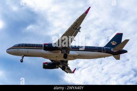 Ein Airbus A320-232 von Royal Jordanians Airlines befindet sich im Endlandeanflug auf den Flughafen Zürich. Enregistrement JY-AZC. (Zürich, Schweiz, 10. Banque D'Images