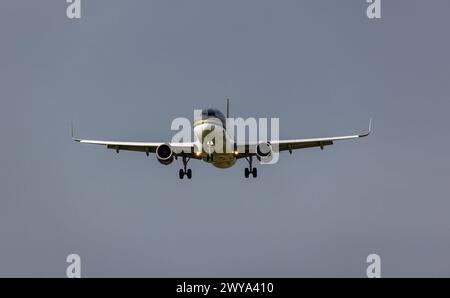 Ein Airbus A320-232 von Royal Jordanians Airlines befindet sich im Endlandeanflug auf den Flughafen Zürich. Enregistrement JY-AZC. (Zürich, Schweiz, 10. Banque D'Images