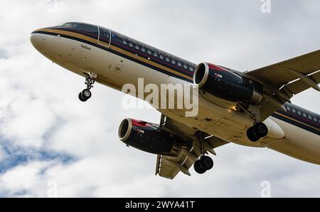 Ein Airbus A320-232 von Royal Jordanians Airlines befindet sich im Endlandeanflug auf den Flughafen Zürich. Enregistrement JY-AZC. (Zürich, Schweiz, 10. Banque D'Images