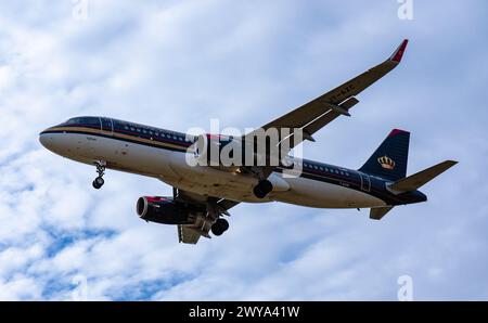 Ein Airbus A320-232 von Royal Jordanians Airlines befindet sich im Endlandeanflug auf den Flughafen Zürich. Enregistrement JY-AZC. (Zürich, Schweiz, 10. Banque D'Images