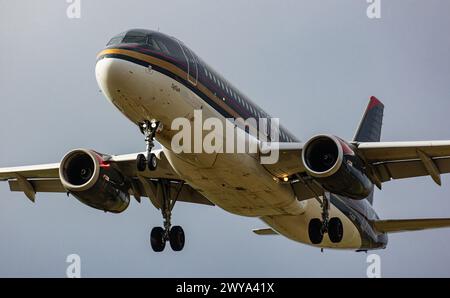 Ein Airbus A320-232 von Royal Jordanians Airlines befindet sich im Endlandeanflug auf den Flughafen Zürich. Enregistrement JY-AZC. (Zürich, Schweiz, 10. Banque D'Images